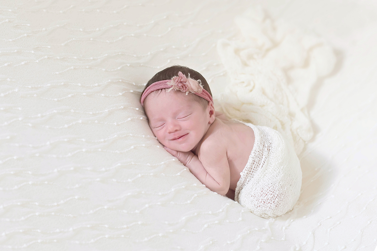 Estela modelando pela primeira vez em seu ensaio de newborn em Pará de Minas.