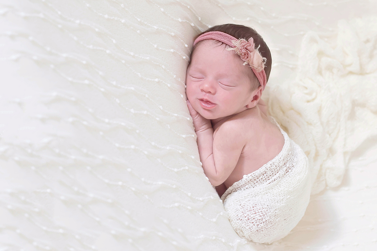 Estela com 6 dias de fotura em seu ensaio de Newborn em Pará de Minas