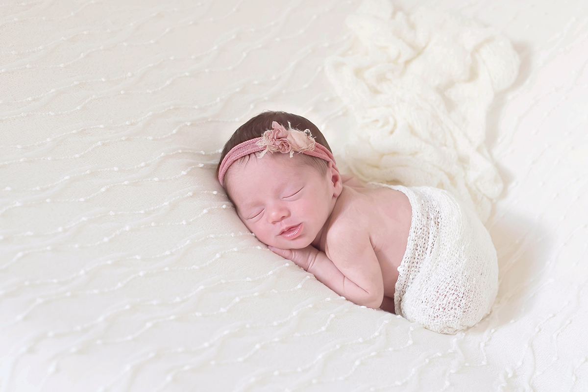 Fotos da Estela de 6 dias em  seu ensaio de recém nascido em Pará de Minas