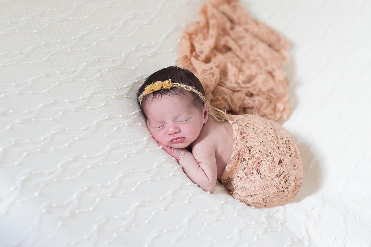 Estela em suas fotos de newborn em Pará de Minas