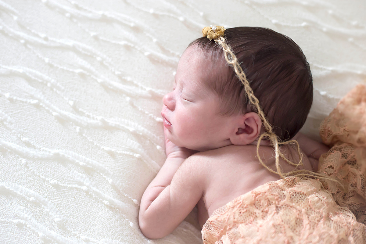 Ensaio de recém nascidos da Estela de 6 dias. Ensaio realizado na cidade de Pará de Minas.