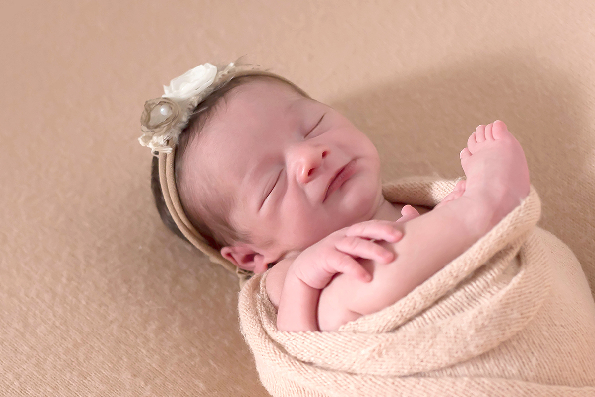 Estela de apenas 6 dias, modelando em seu ensaio de newborn em Pará de Minas