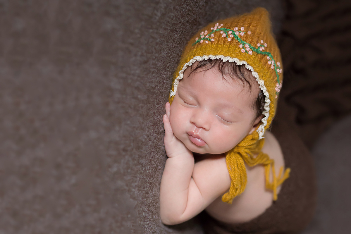 Mariana modelando em seu ensaio newborn em Pará de Minas.