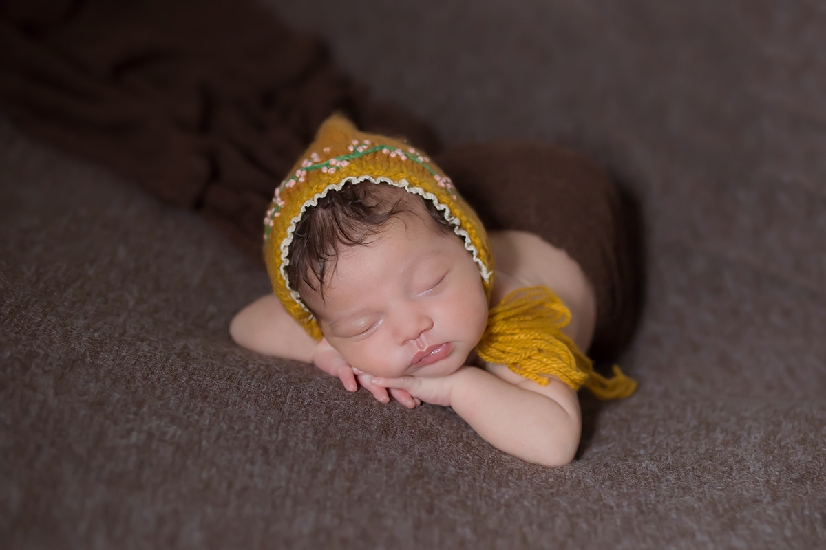 Mariana mostrando toda sua fofura em seu ensaio de Newborn em Pará de Minas. Pose no puff.