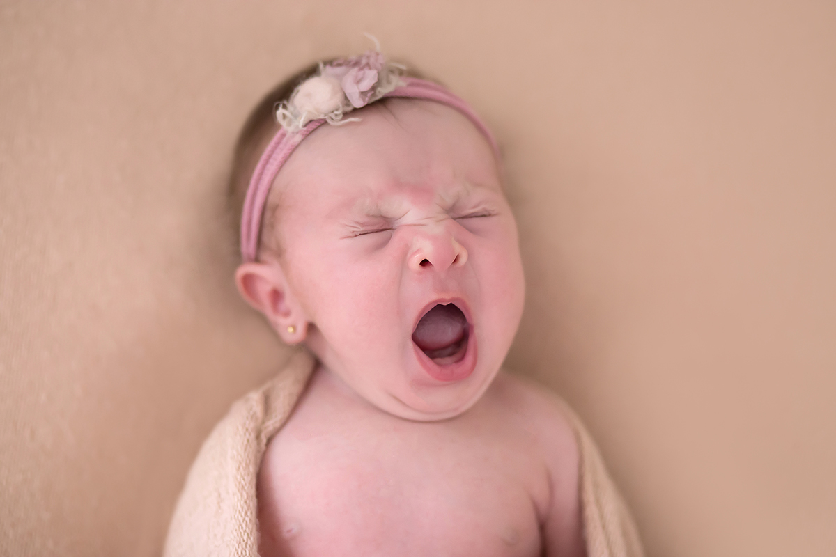Ayla mostrando toda sua fofura em seu ensaio de Newborn em Para de Minas