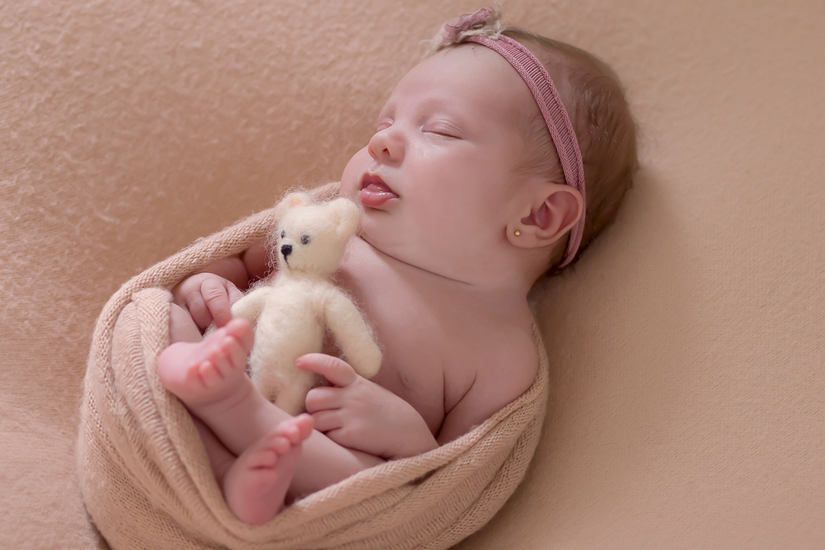 Ayla de 19 dias em seu ensaio de newborn em Pará de Minas