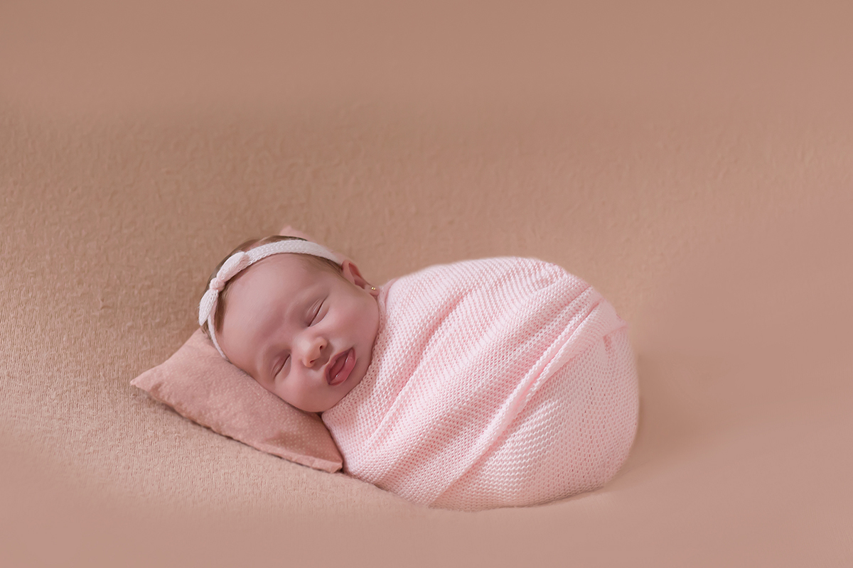 Ayla de 19 dias em suas fotos de recém nascidos em Pará de Minas. Pose no puff.
