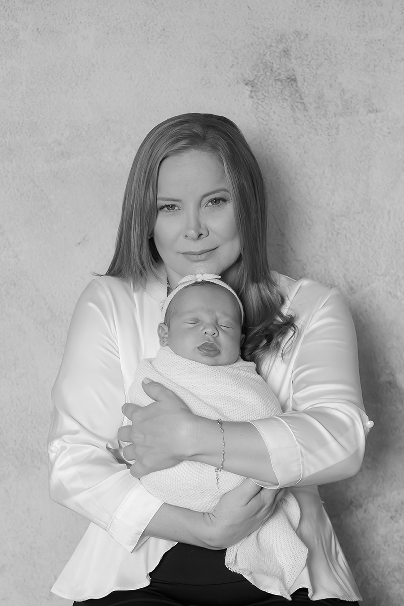 Fotografia de recém nascido da Ayla de 19 dias. Pose com a mãe.