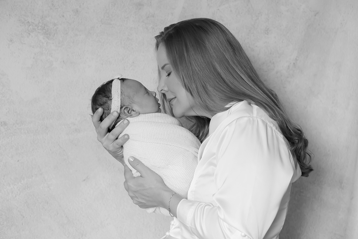 Pose da Ayla com  a mãe em seu ensaio de newborn em Pará de Minas