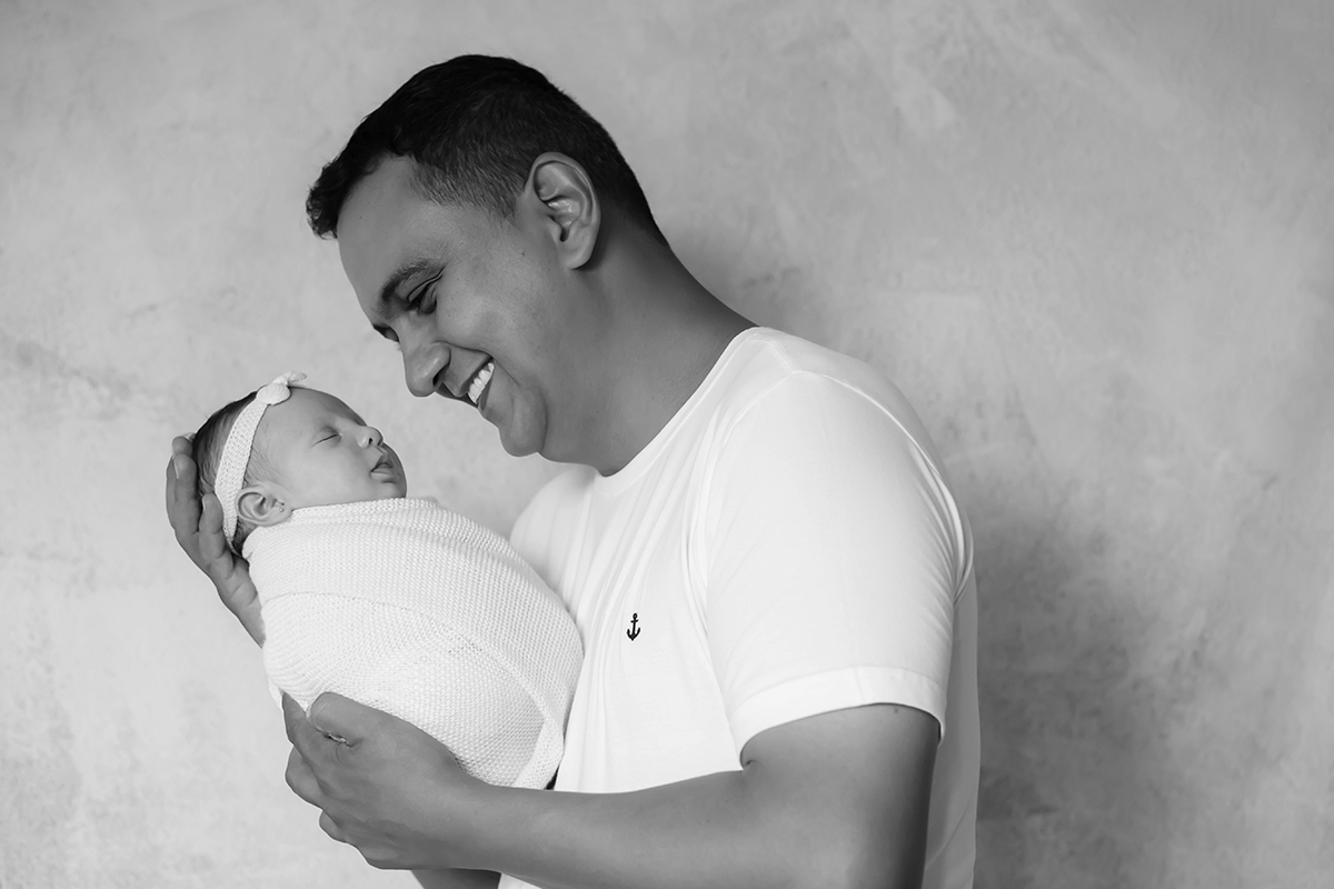 Ensaio de Newborn em Pará de Minas da Ayla de 19 dias. Pose com o pai.