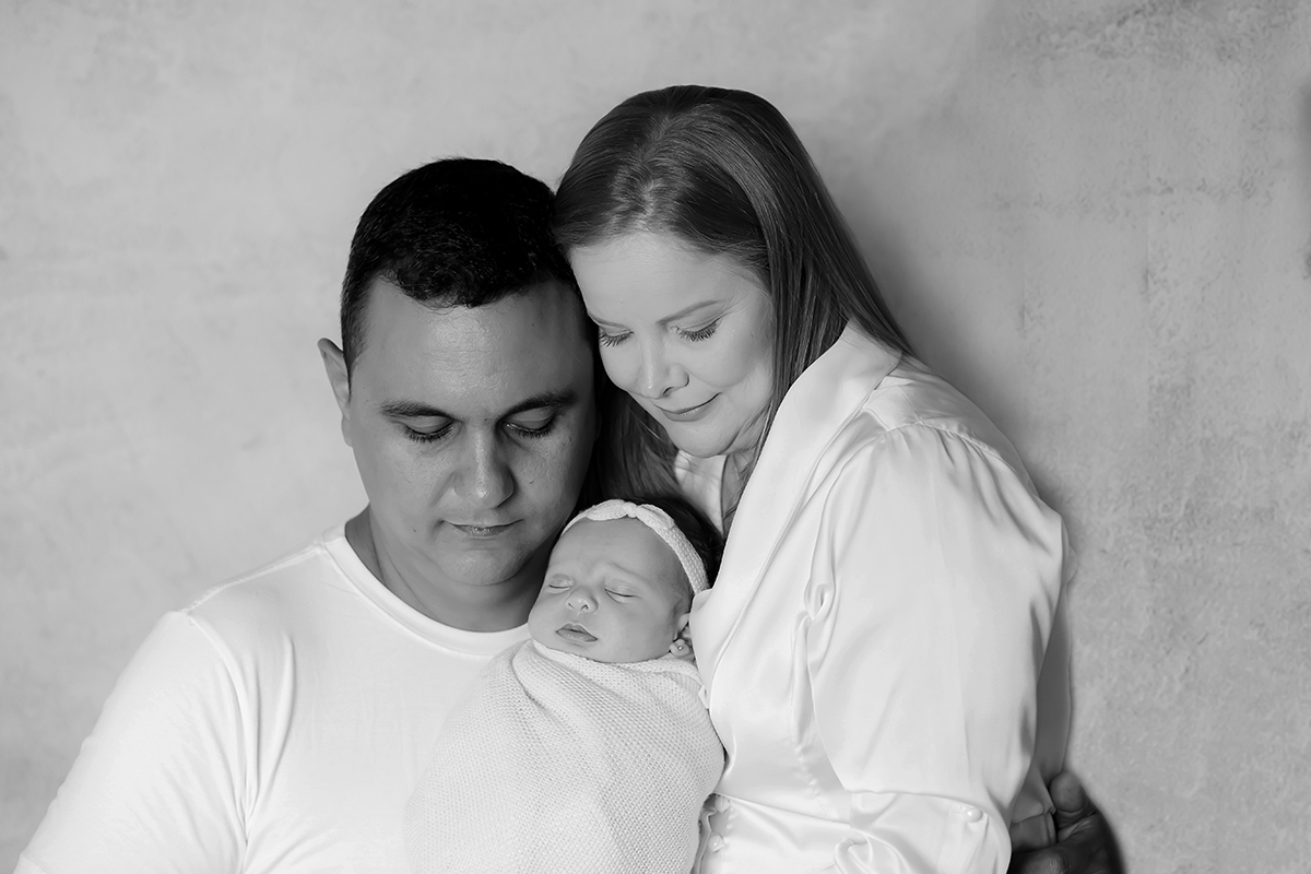Pose da família, no ensaio de newborn da Ayla em Para de Minas,