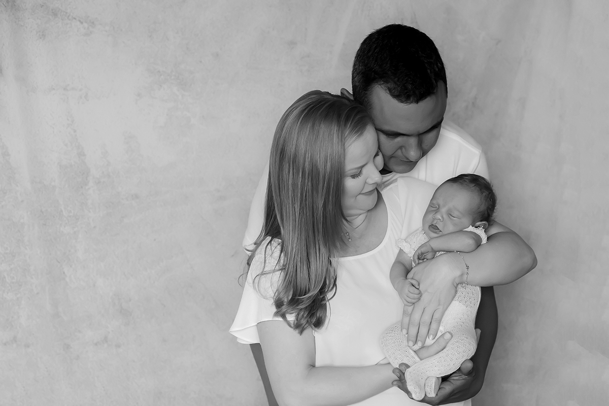 Fotos de Neewborn da Ayla de 19 dias. Pose com a mãe e o pai.