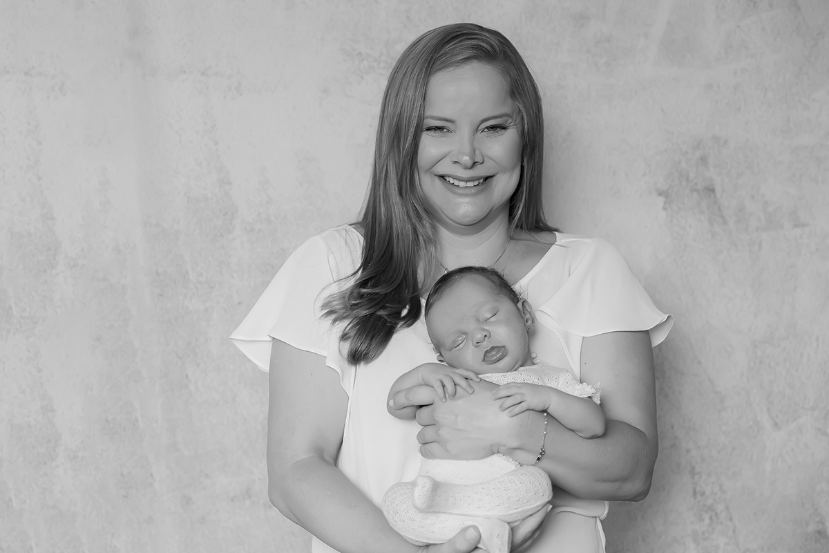 Ayla com a mãe em seu ensaio de newborn em Pará de Minas