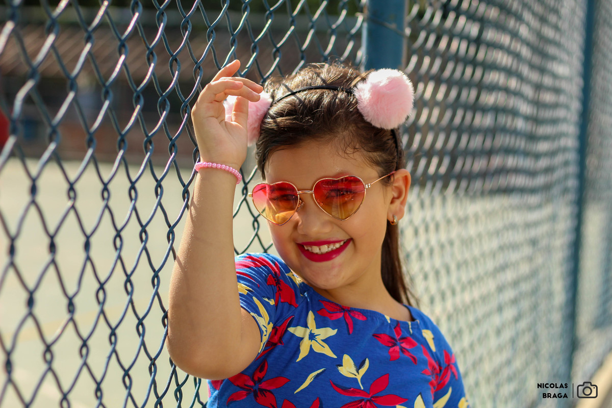 Menina encostada na grade com lindo sorriso