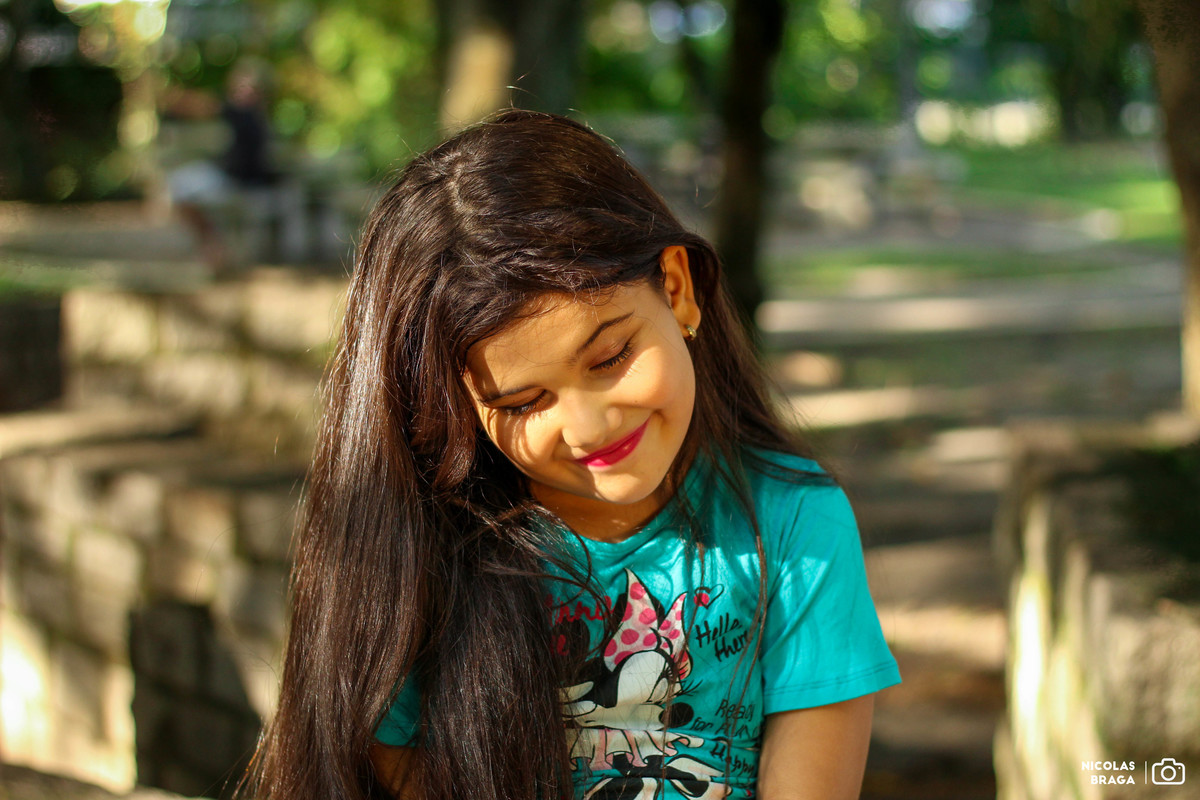 Menina meiga no pôr do Sol