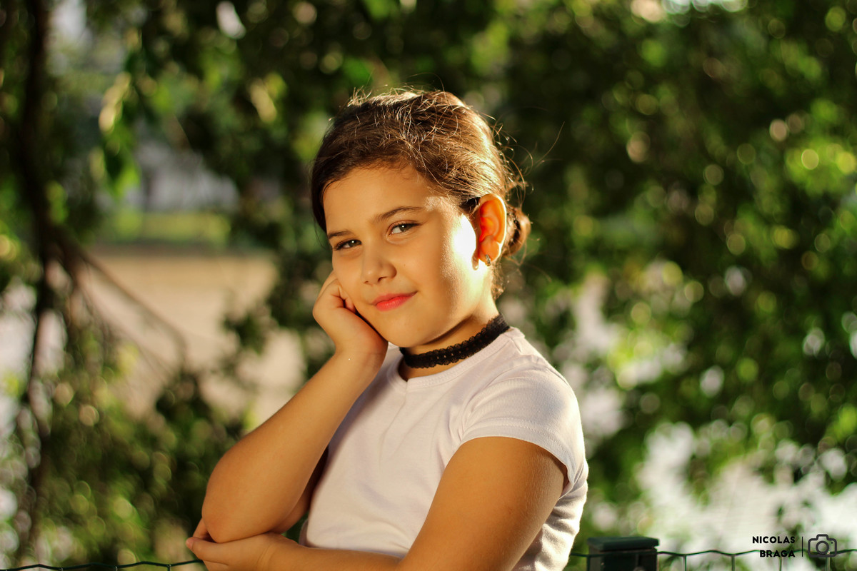 Menina séria no pôr do sol