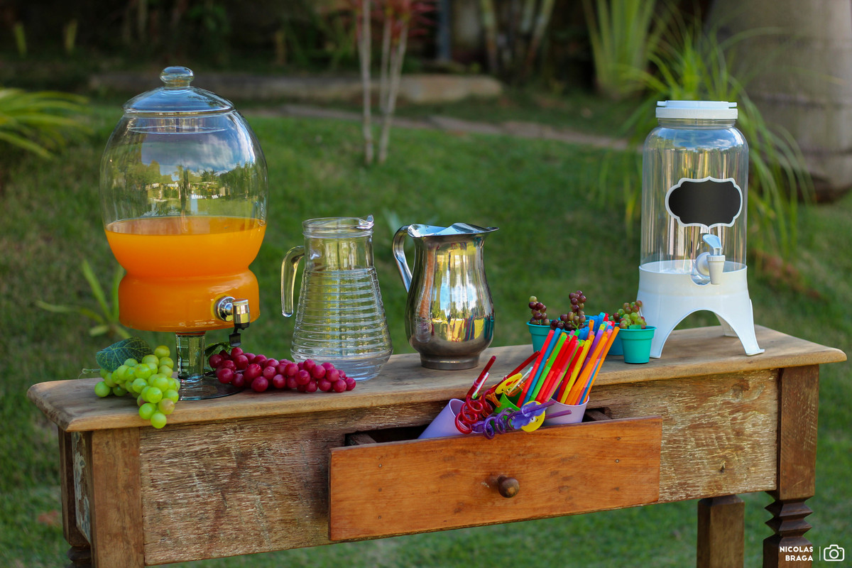 Bebidas servidas de maneira jovem