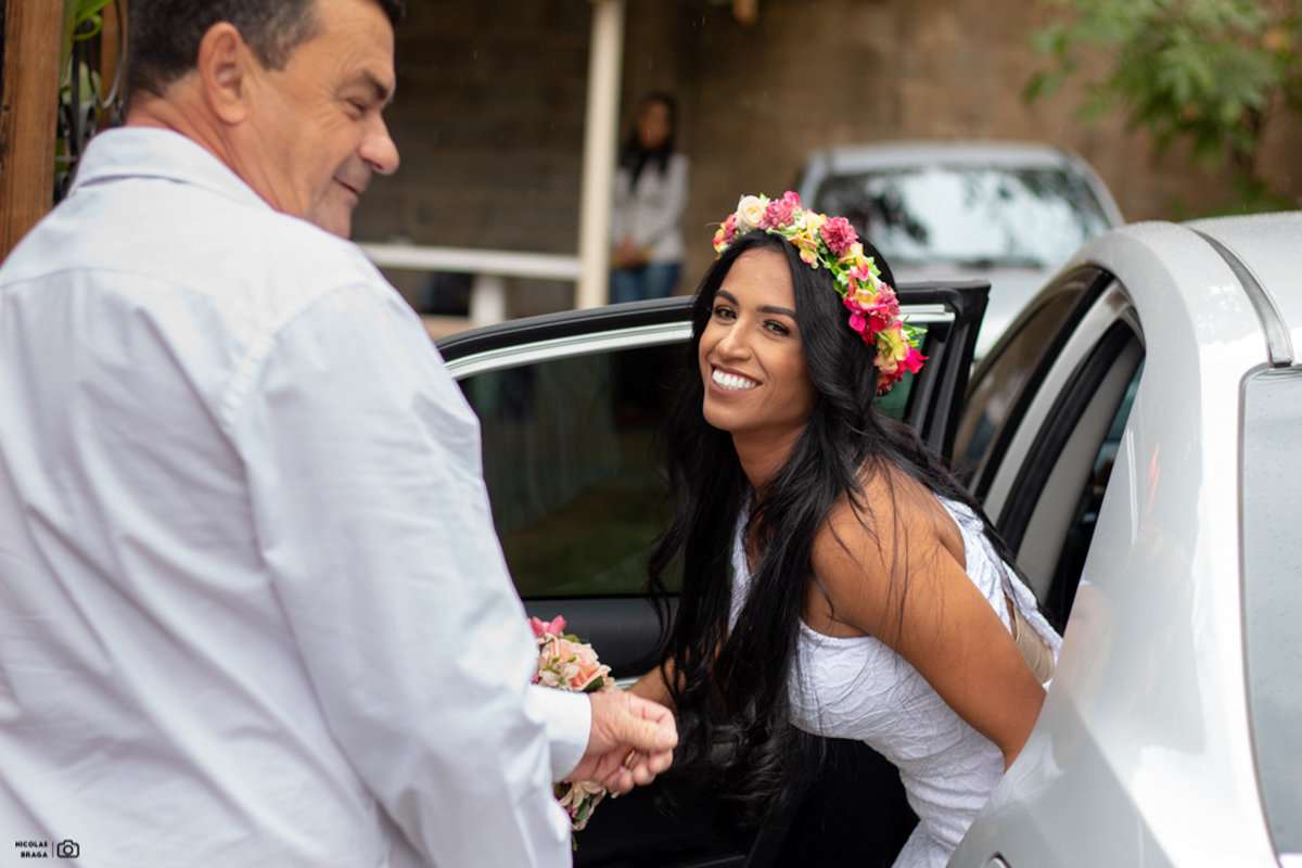 Noiva chegando no casamento