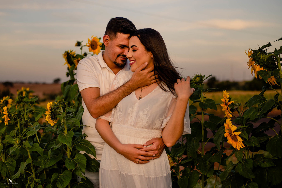 ensaio de casal pré casamento girassol