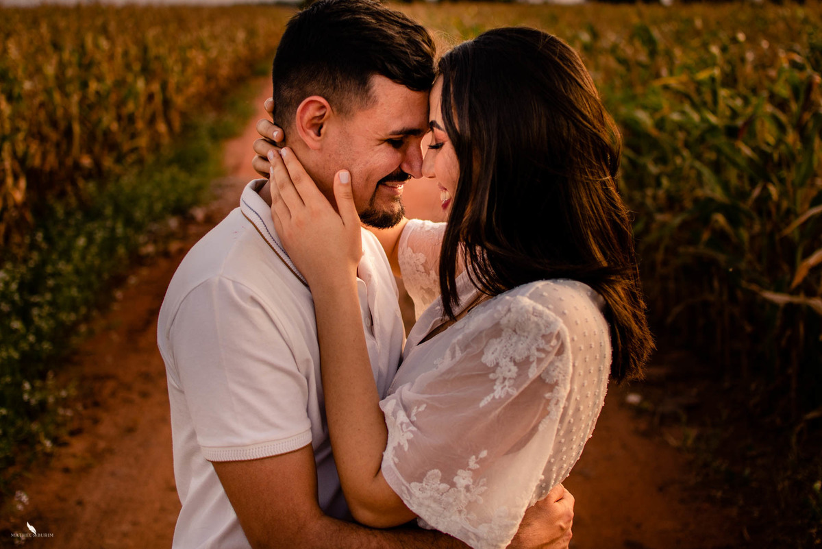 ensaio de casal pre casamento no por do sol no milho