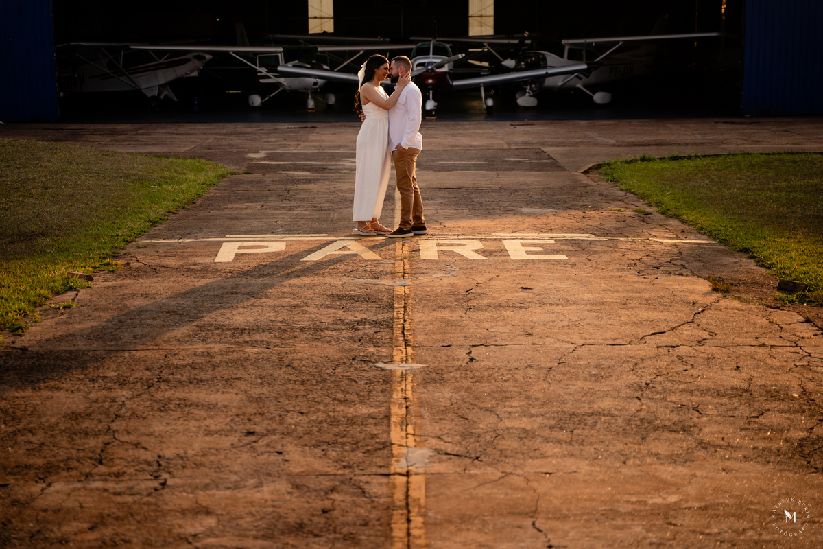 ensaio pre casamento avião aeroporto