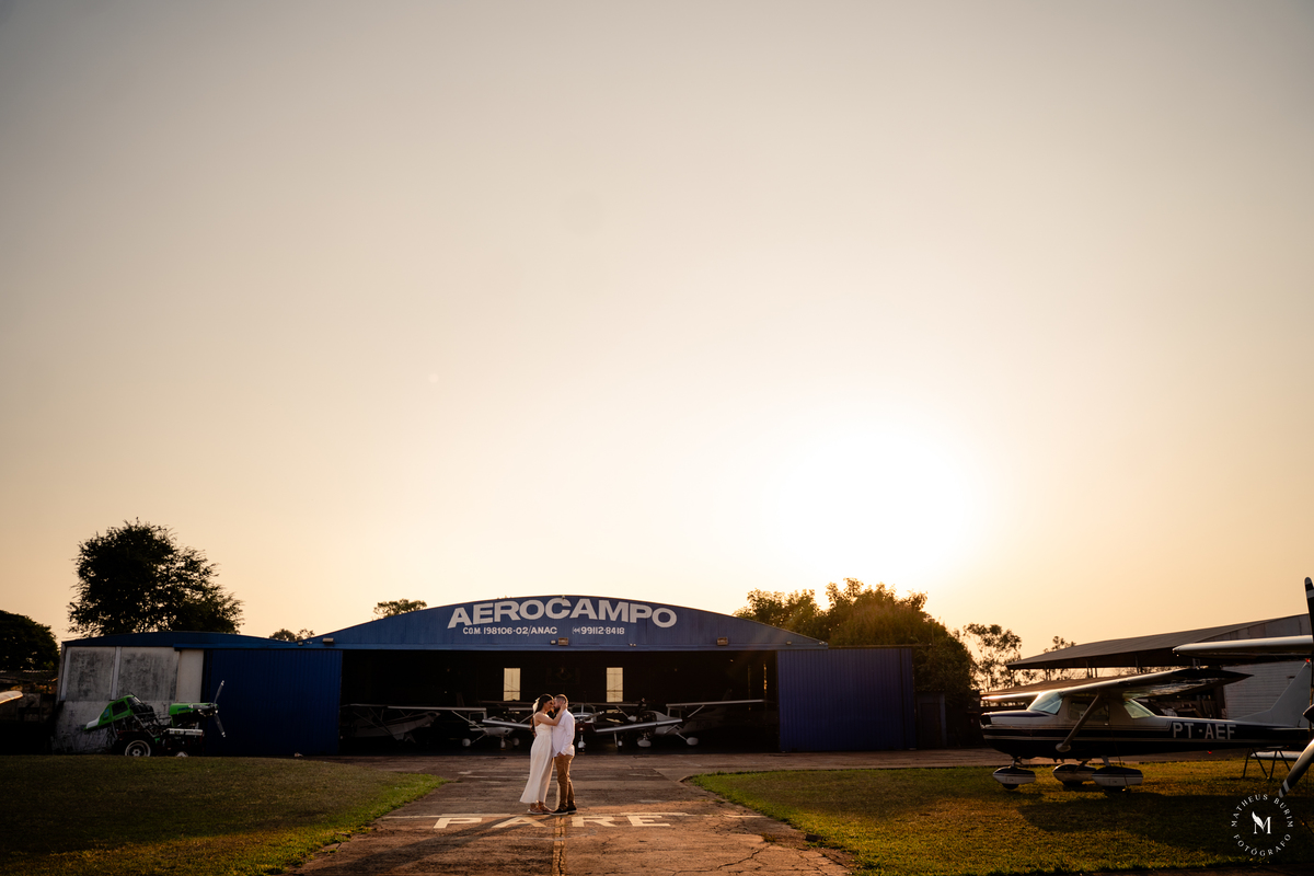 ensaio pre casamento avião aeroporto