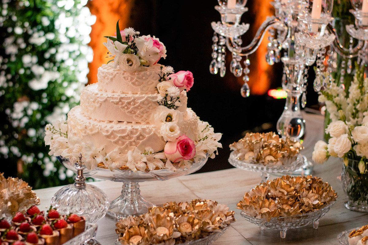 Mesa de Casamento decorada com Bolo de Flores