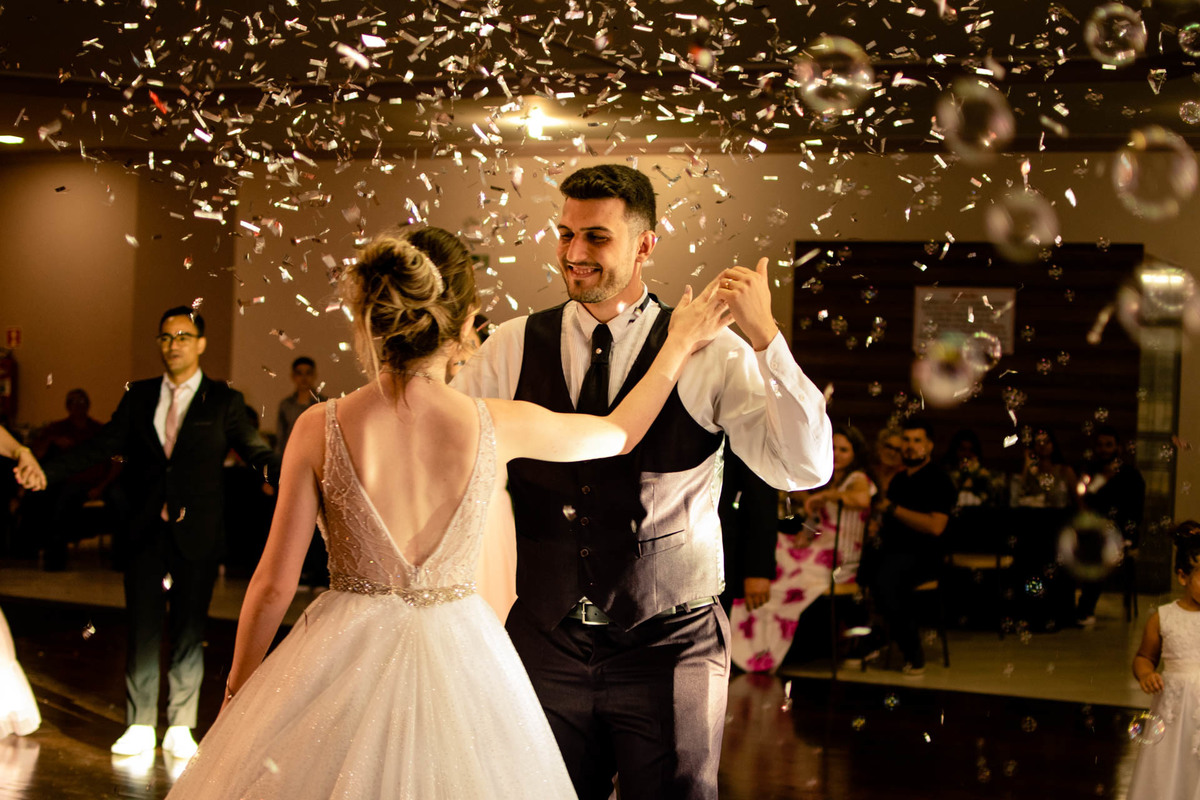 dança dos noivos com bolhas de sabão casamento em Cafelândia - PR