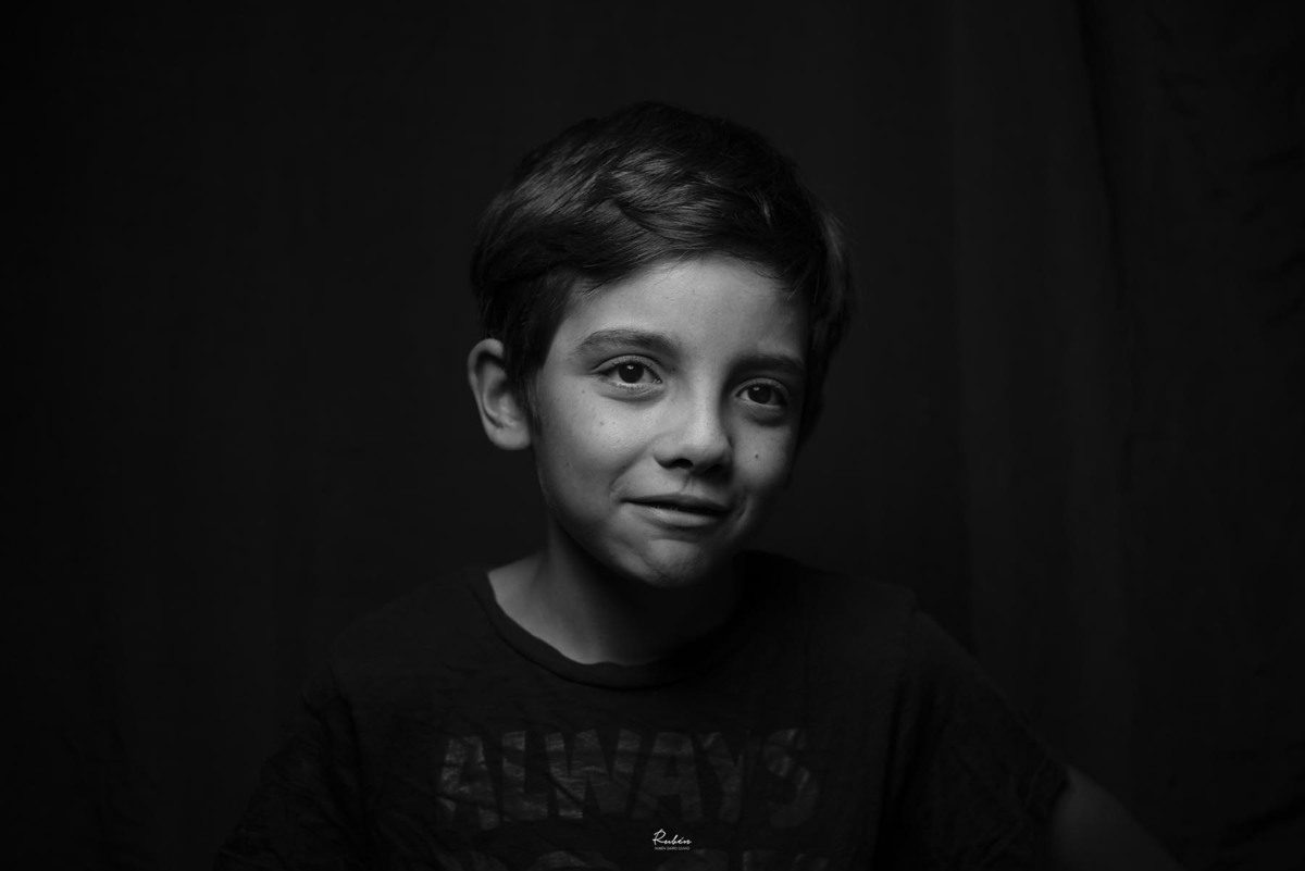 Foto de Joven en Blanco y Negro mirando fijamente y sonriente