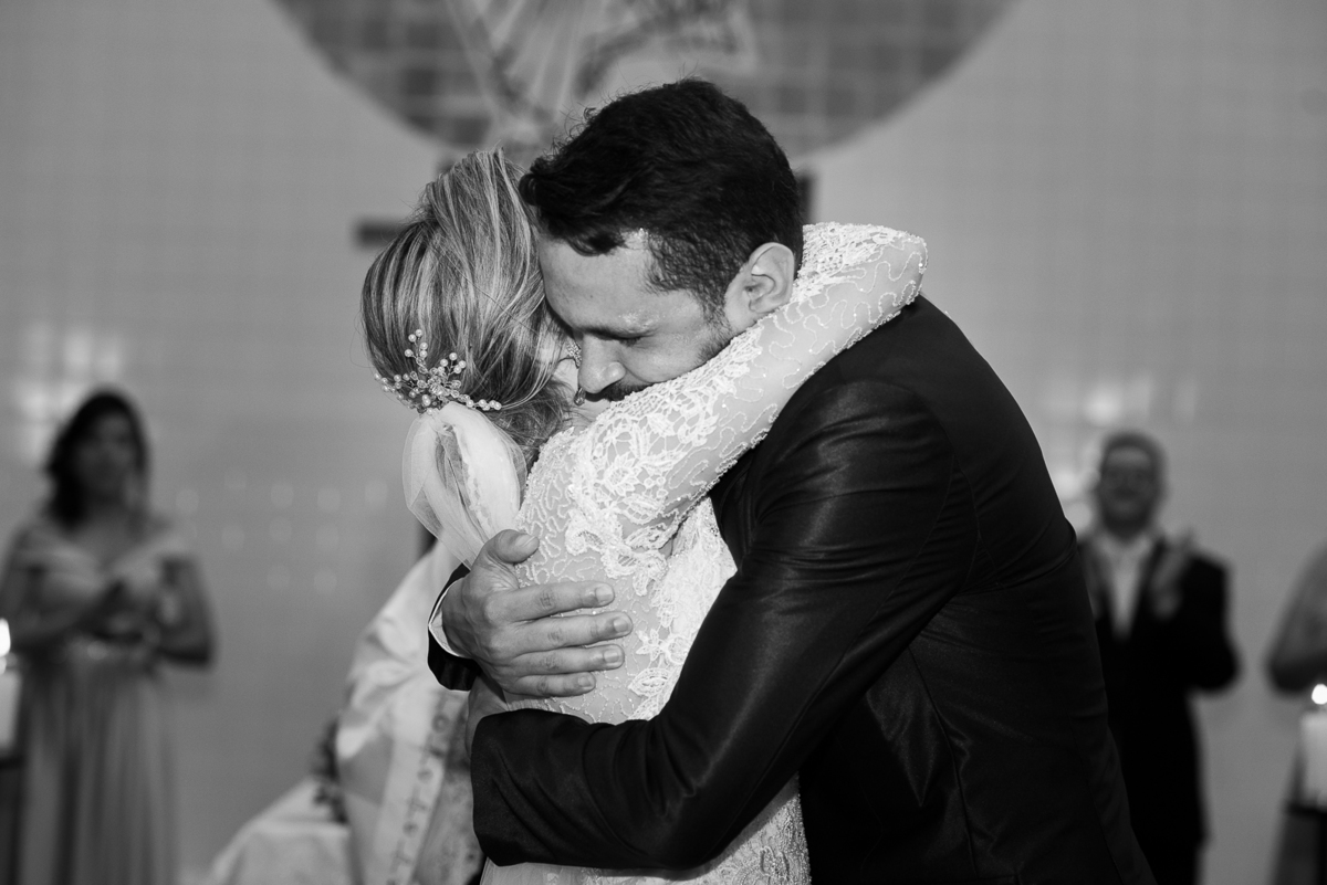 Abraço dos noivos
Osasco
Casamento na Igreja Imaculada da Conceição - Osasco