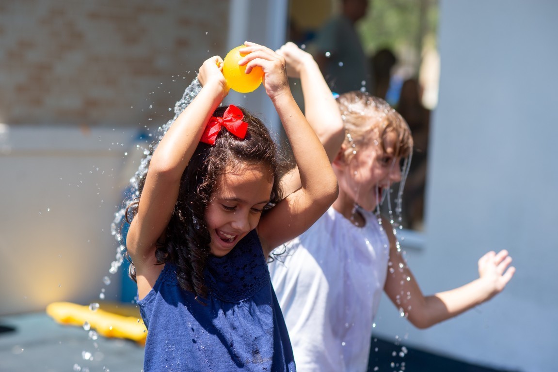 Aniversário em Casa, Alphaville, Fotografo documental, Aniversário Documental, Foto de guerra de bexiguinhas, Alphaville e Arredores, Fotografo de aniversario em alphaville, Fotografia feliz, Fotografia de criança, Fotografo de aniversário em Barueri