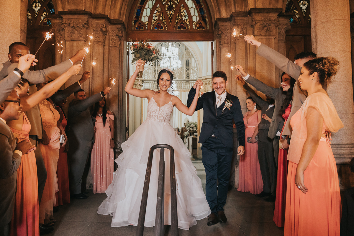 Saída dos noivos com Sparkles 