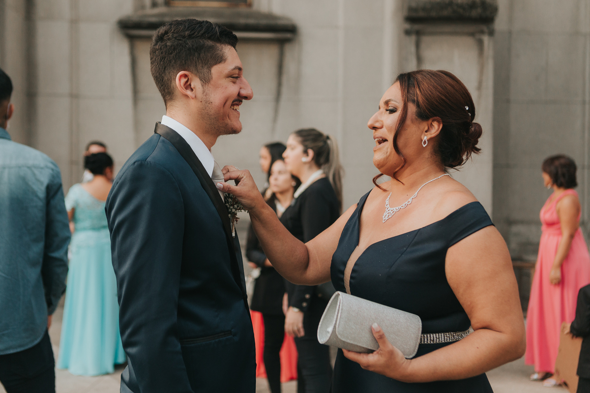Mãe do noivo nos ultimos ajustes - Casamento na Catedral de Santos