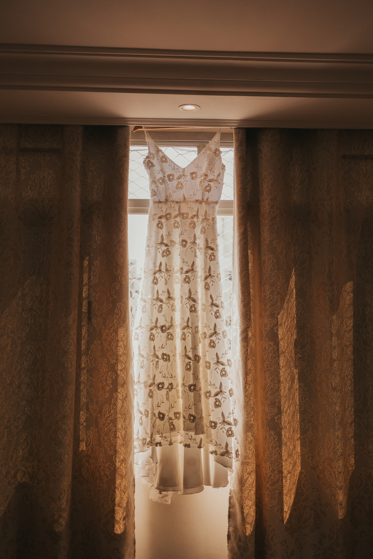 Vestido de noiva minimalista na praia, dia da noiva, making of da noiva de dia 