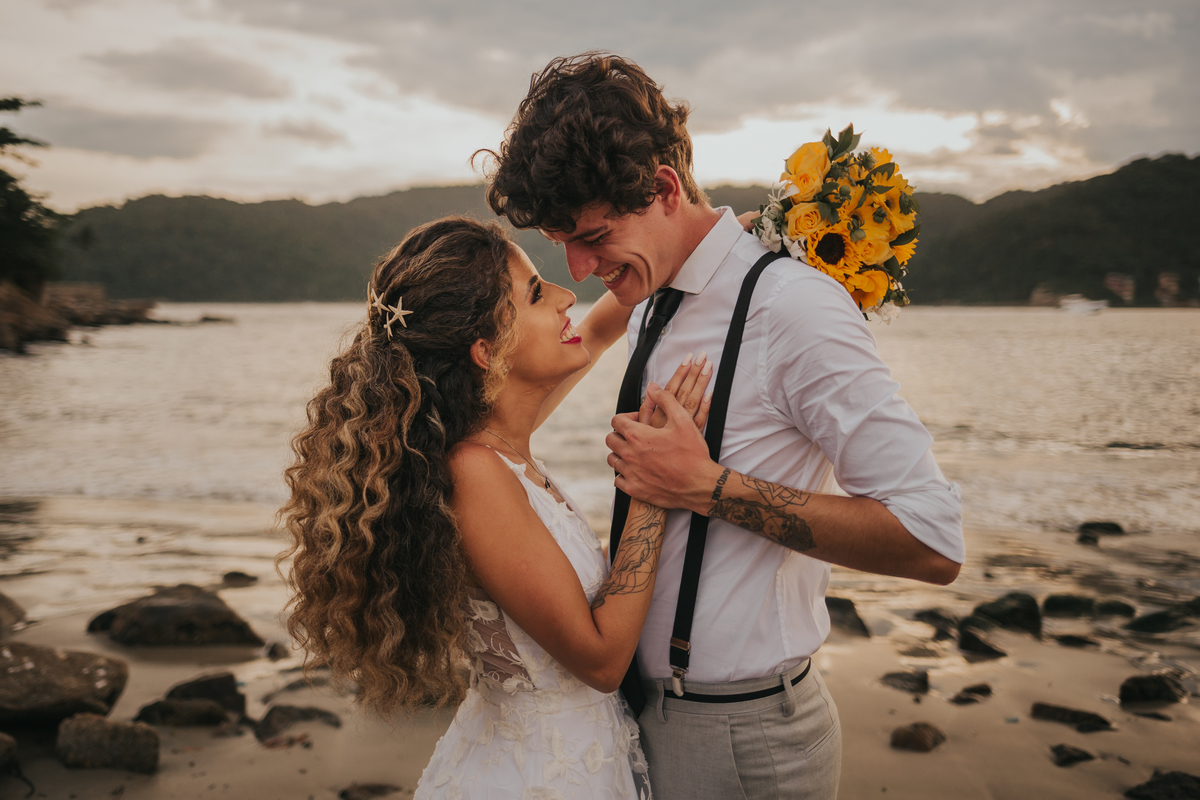 ensaio de casal na praia, noiva moderna, casamento de dia, Casamento na praia no Guarujá, Santos, São Vicente, Praia Grande