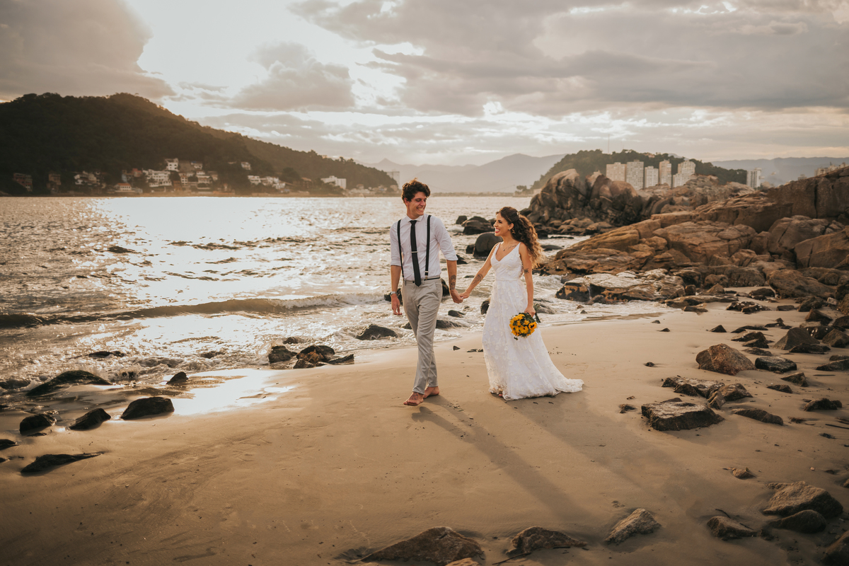 ensaio de casal na praia, noiva moderna, casamento de dia, Casamento na praia no Guarujá, Santos, São Vicente, Praia Grande