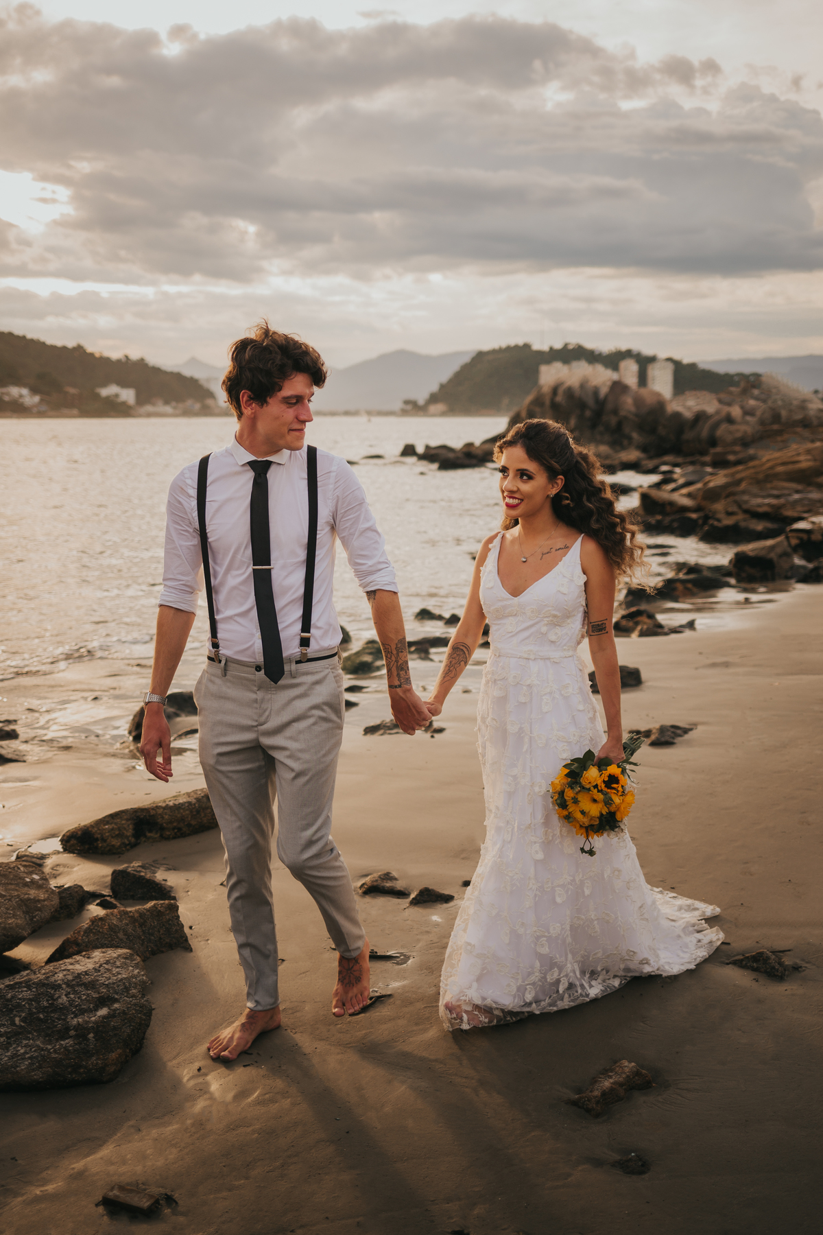 ensaio de casal na praia, noiva moderna, casamento de dia, Casamento na praia no Guarujá, Santos, São Vicente, Praia Grande
