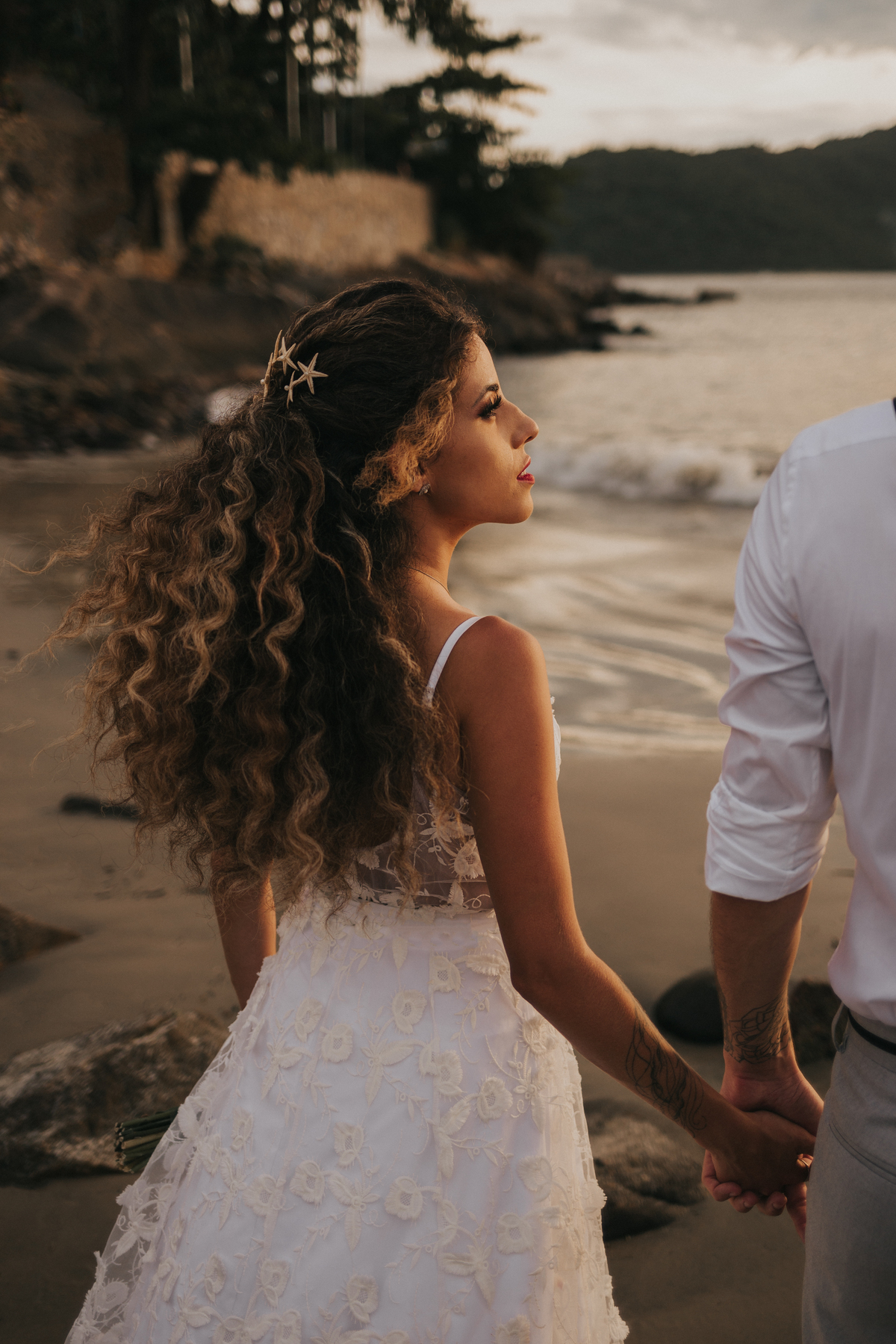 ensaio de casal na praia, noiva moderna, casamento de dia, Casamento na praia no Guarujá, Santos, São Vicente, Praia Grande