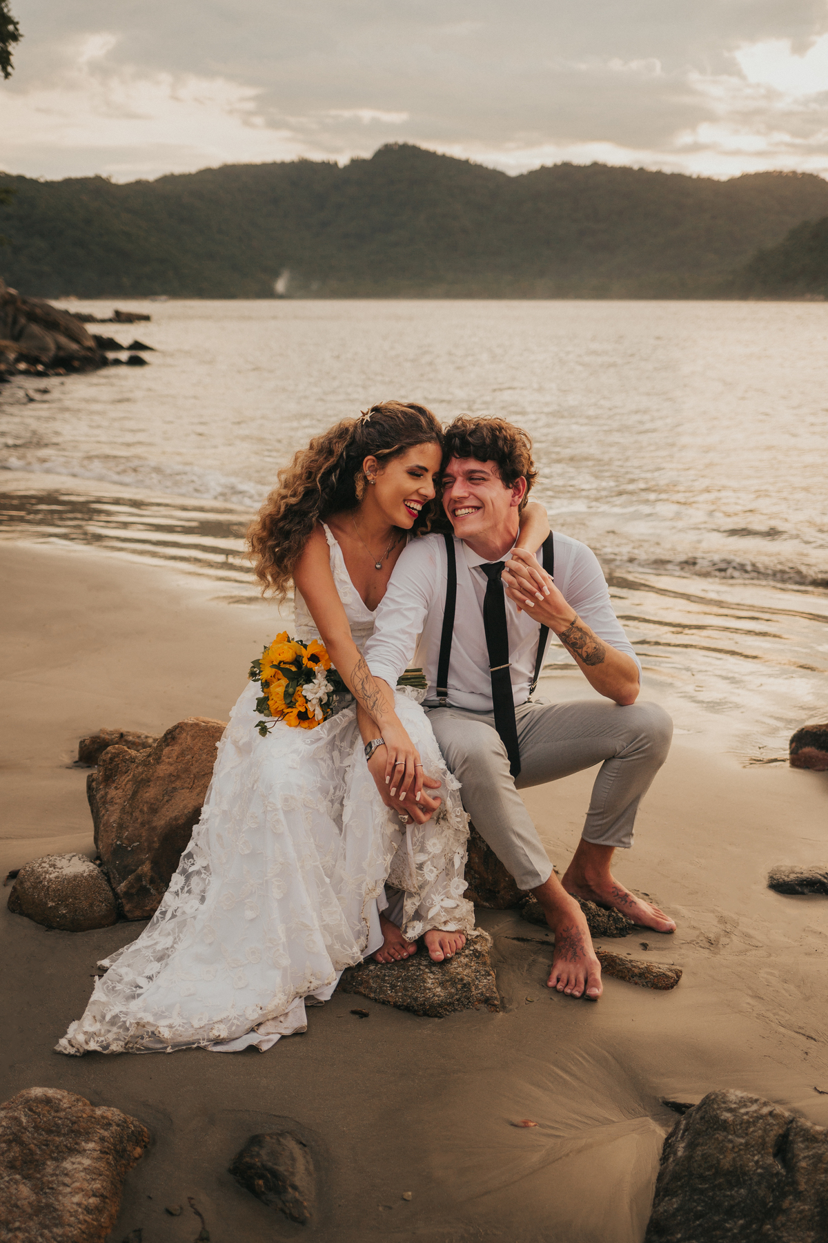 ensaio de casal na praia, noiva moderna, casamento de dia, Casamento na praia no Guarujá, Santos, São Vicente, Praia Grande