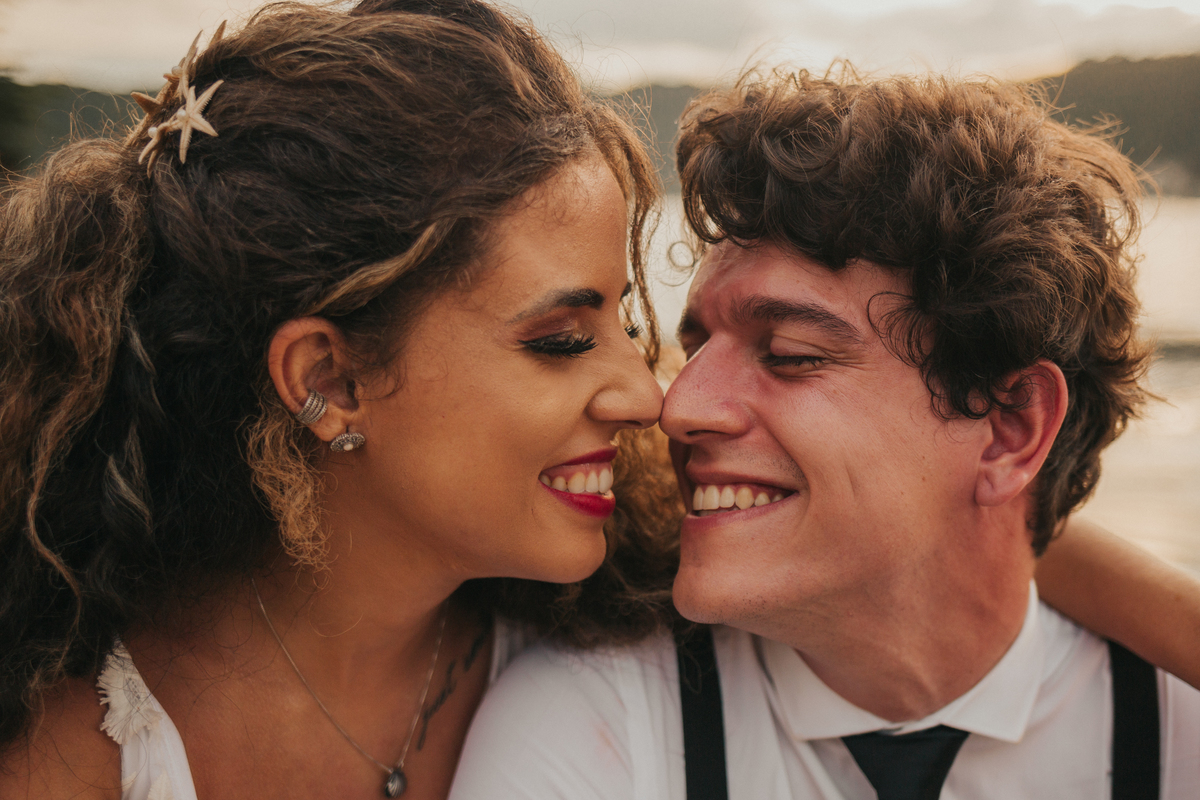 ensaio de casal na praia, noiva moderna, casamento de dia, Casamento na praia no Guarujá, Santos, São Vicente, Praia Grande