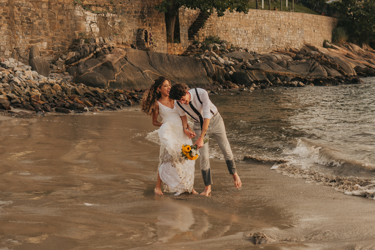 ensaio de casal na praia, noiva moderna, casamento de dia, Casamento na praia no Guarujá, Santos, São Vicente, Praia Grande