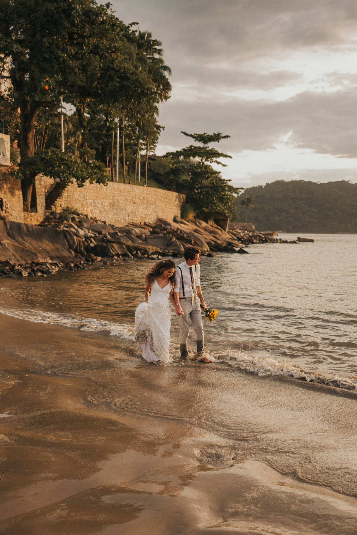 ensaio de casal na praia, noiva moderna, casamento de dia, Casamento na praia no Guarujá, Santos, São Vicente, Praia Grande