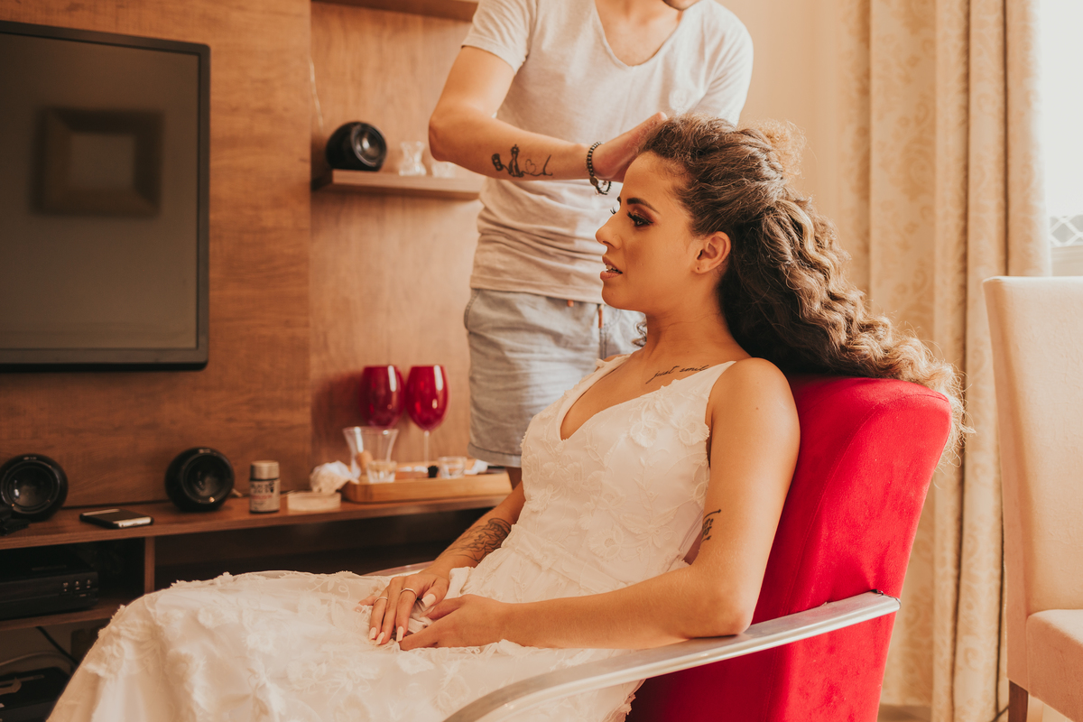 noiva finalizando seu cabelo no making of para casamento na praia de são vicente, santos, praia grande e região