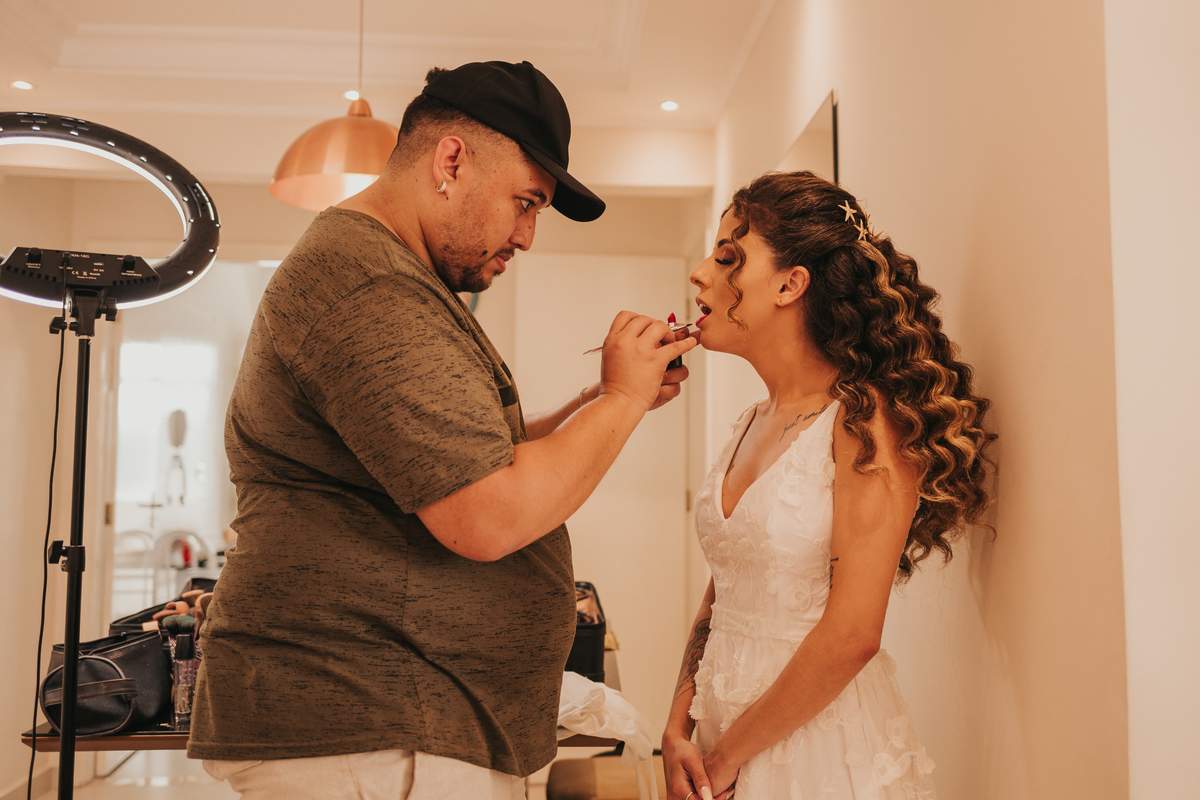 casamento na praia de grande, são vicente, santos noiva se maquiando no making of