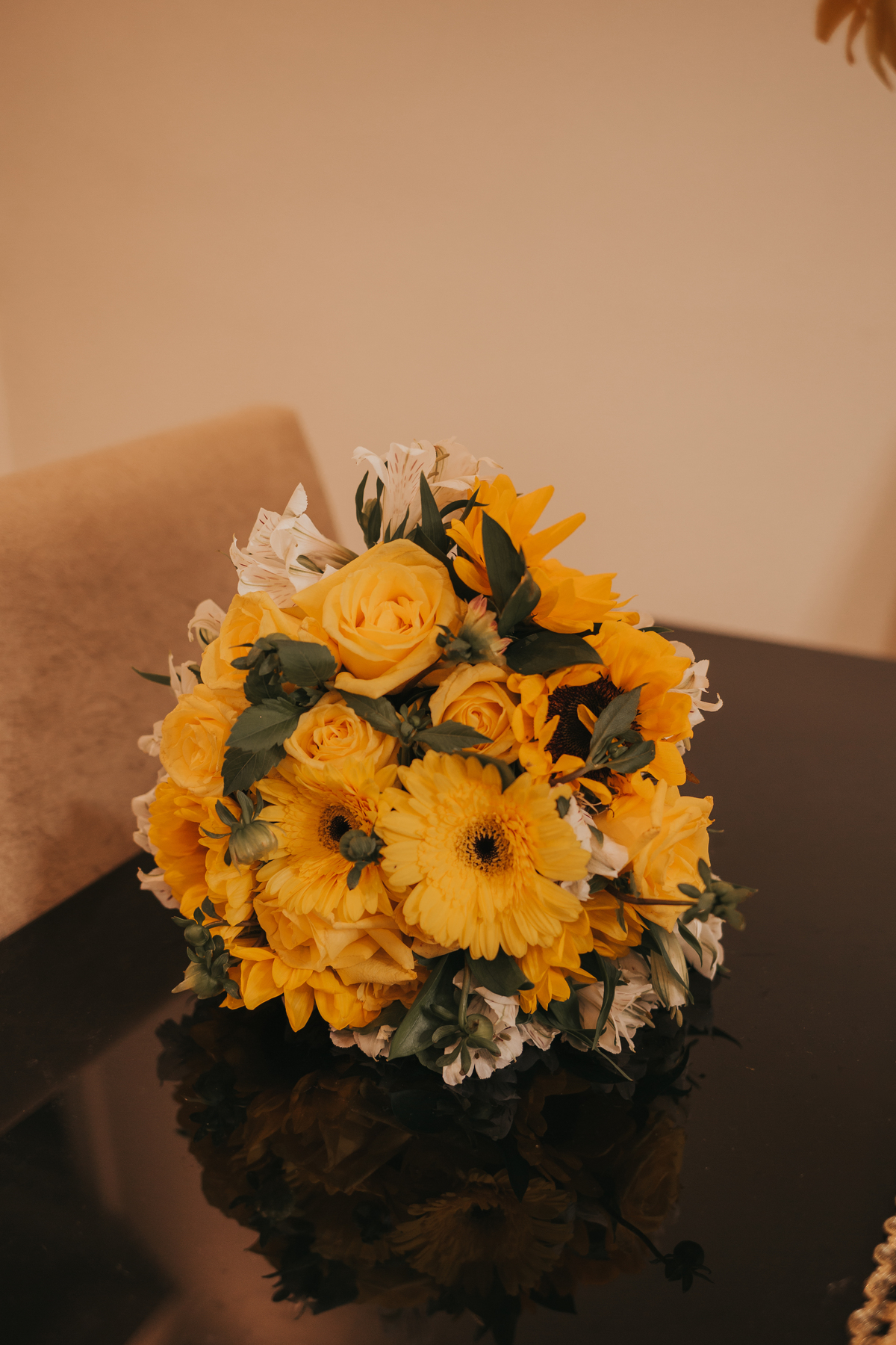 Buque com flores amarelas, rosas, girassóis para casamento de dia na praia de são vicente
