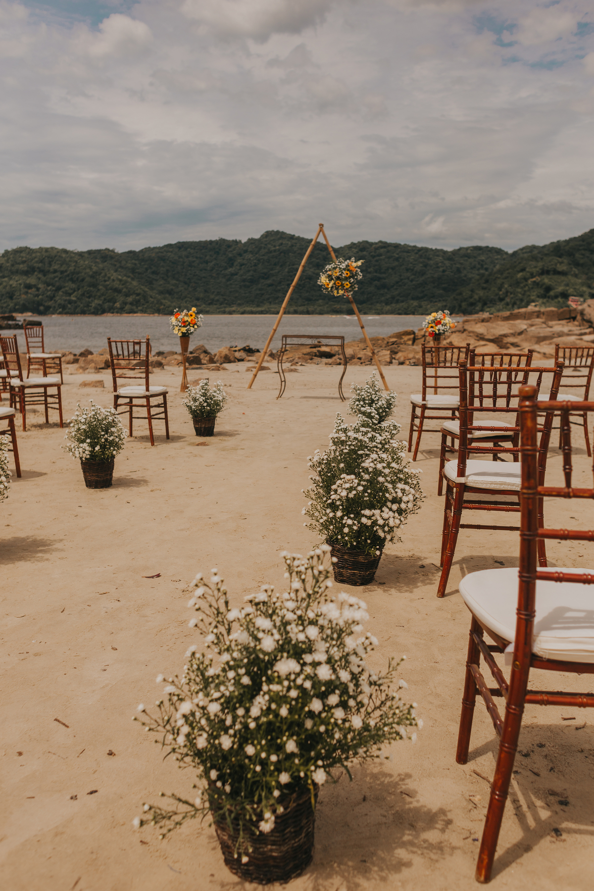 decoração rustica e minimalista de casamento de dia na praia