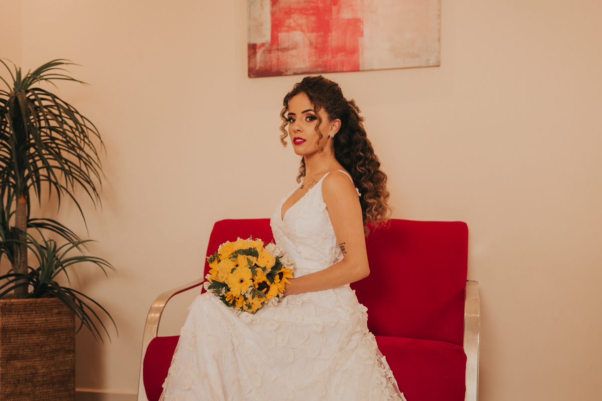 dia da noiva, casamento na praia, noiva de vestido minimalista com batom vermelho