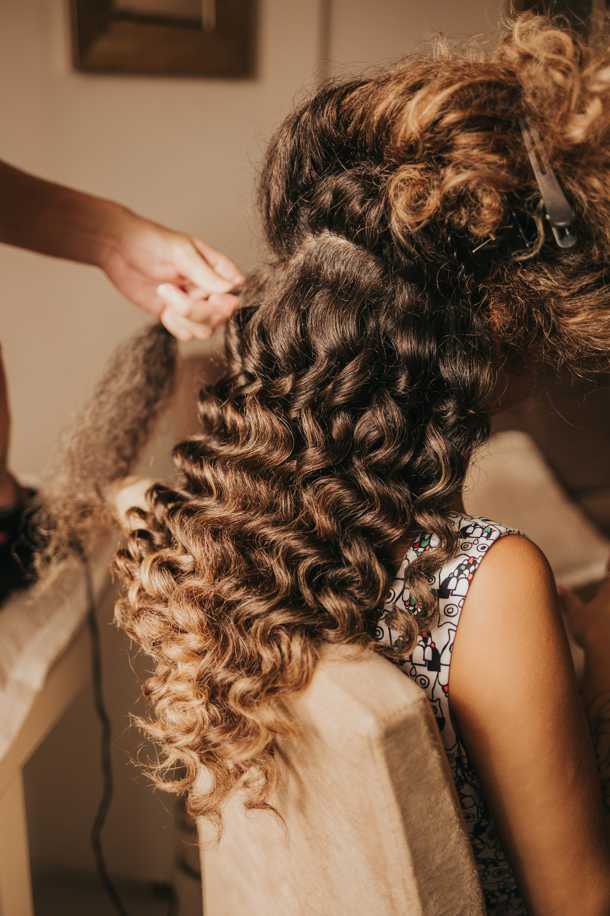 cabela cacheado de noiva minimalista moderna