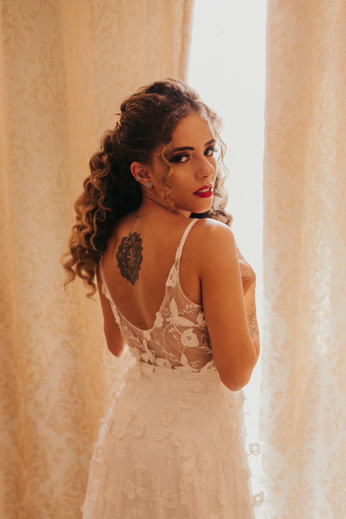 noiva finalizada, ensaio pós making of antes da cerimonia na praia de são vicente, praia grande e santos