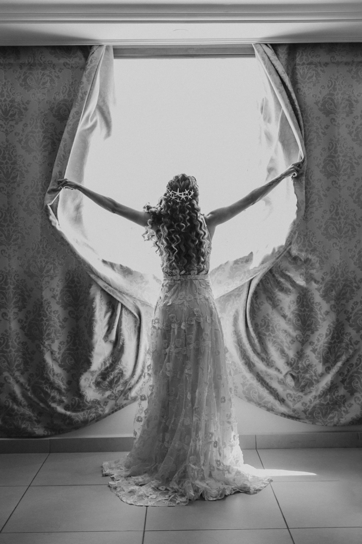 Foto de impacto da noiva pronta, making de noiva minimalista para casamento na praia de são vicente, santos e praia grande